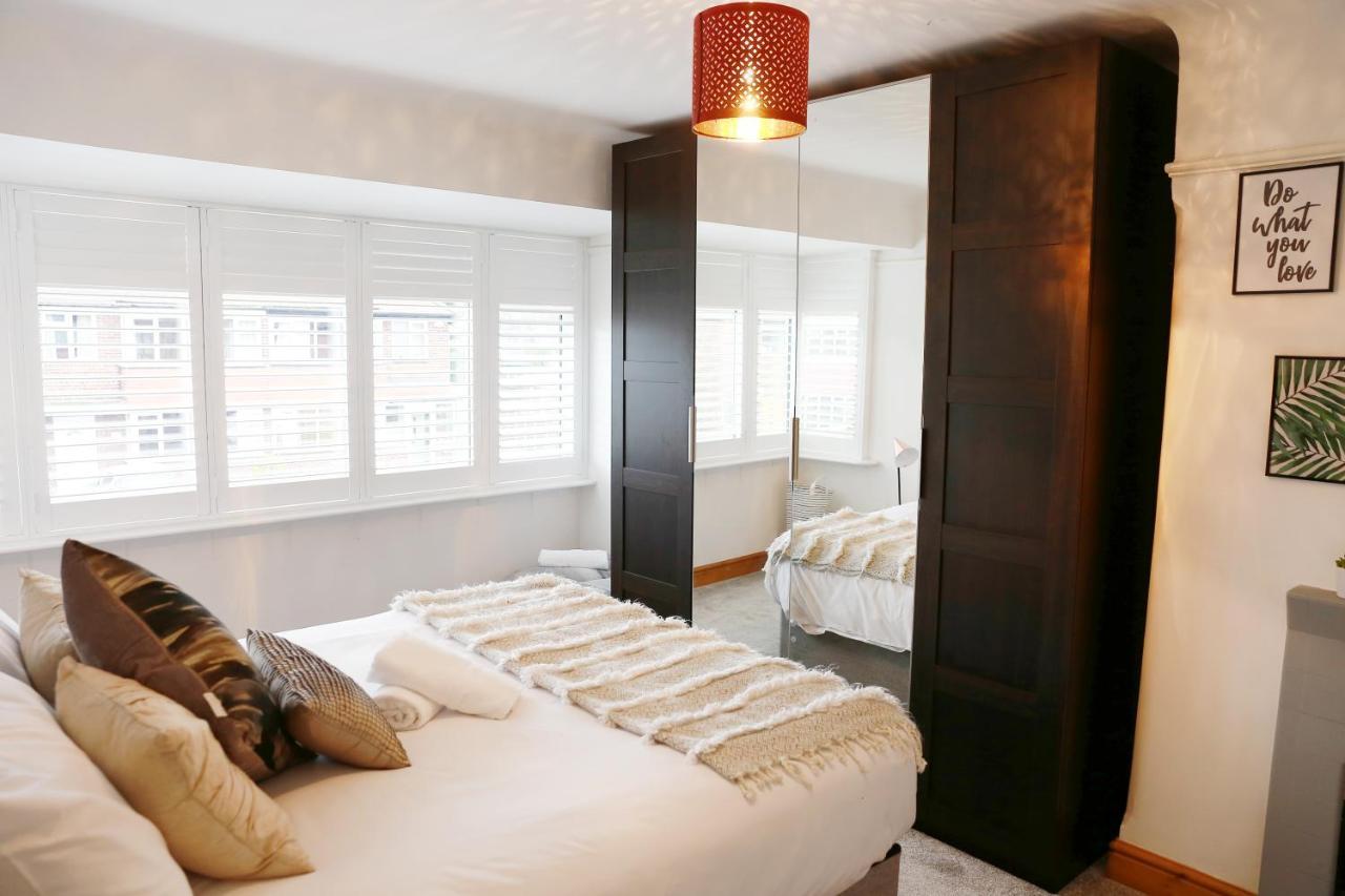 Lions Den - Zoo Accommodation Chester Bagian luar foto